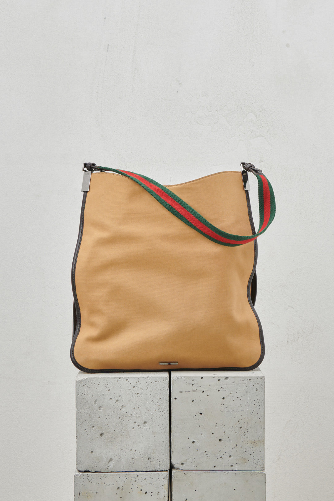 COTTON SHOULDER BAG WITH RED AND GREEN SHOULDER STRAP