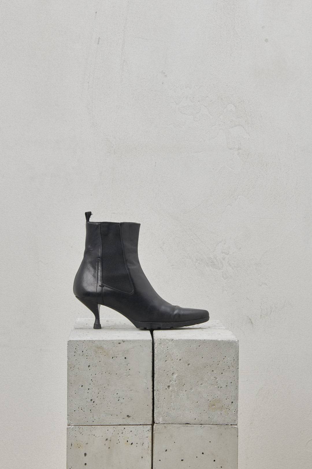 BEATLES LEATHER ANKLE BOOTS DO NOT PUT ONLINE