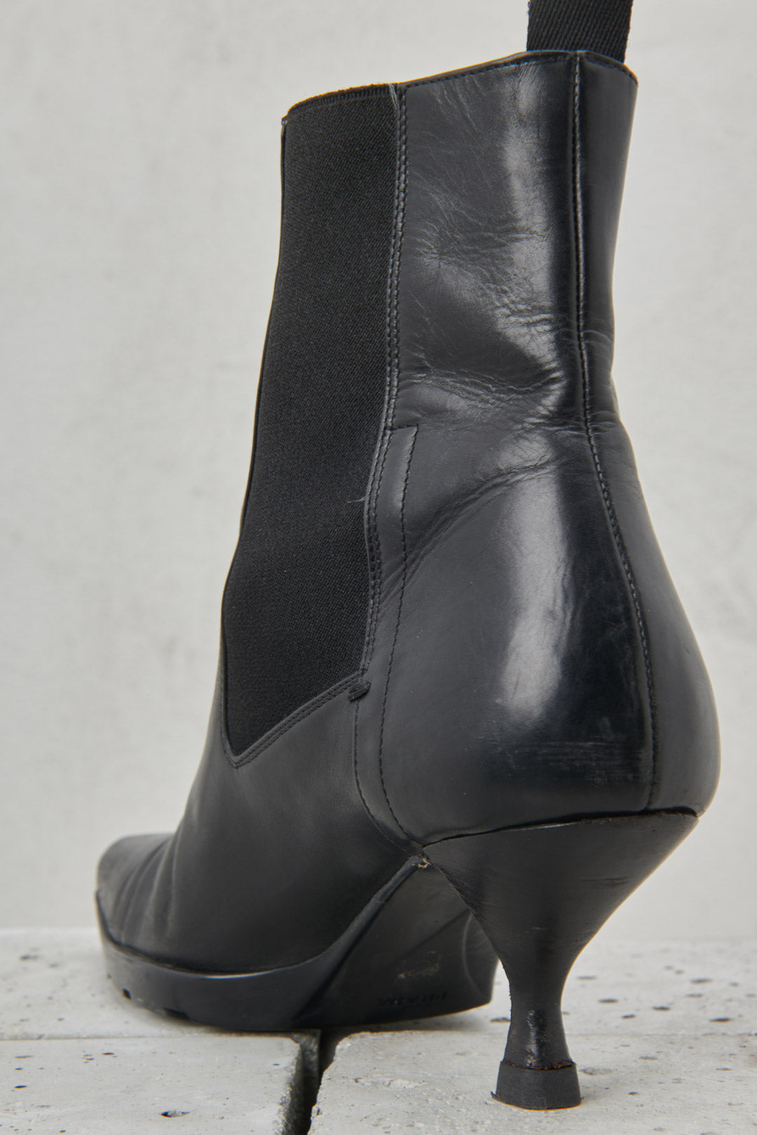 BEATLES LEATHER ANKLE BOOTS DO NOT PUT ONLINE