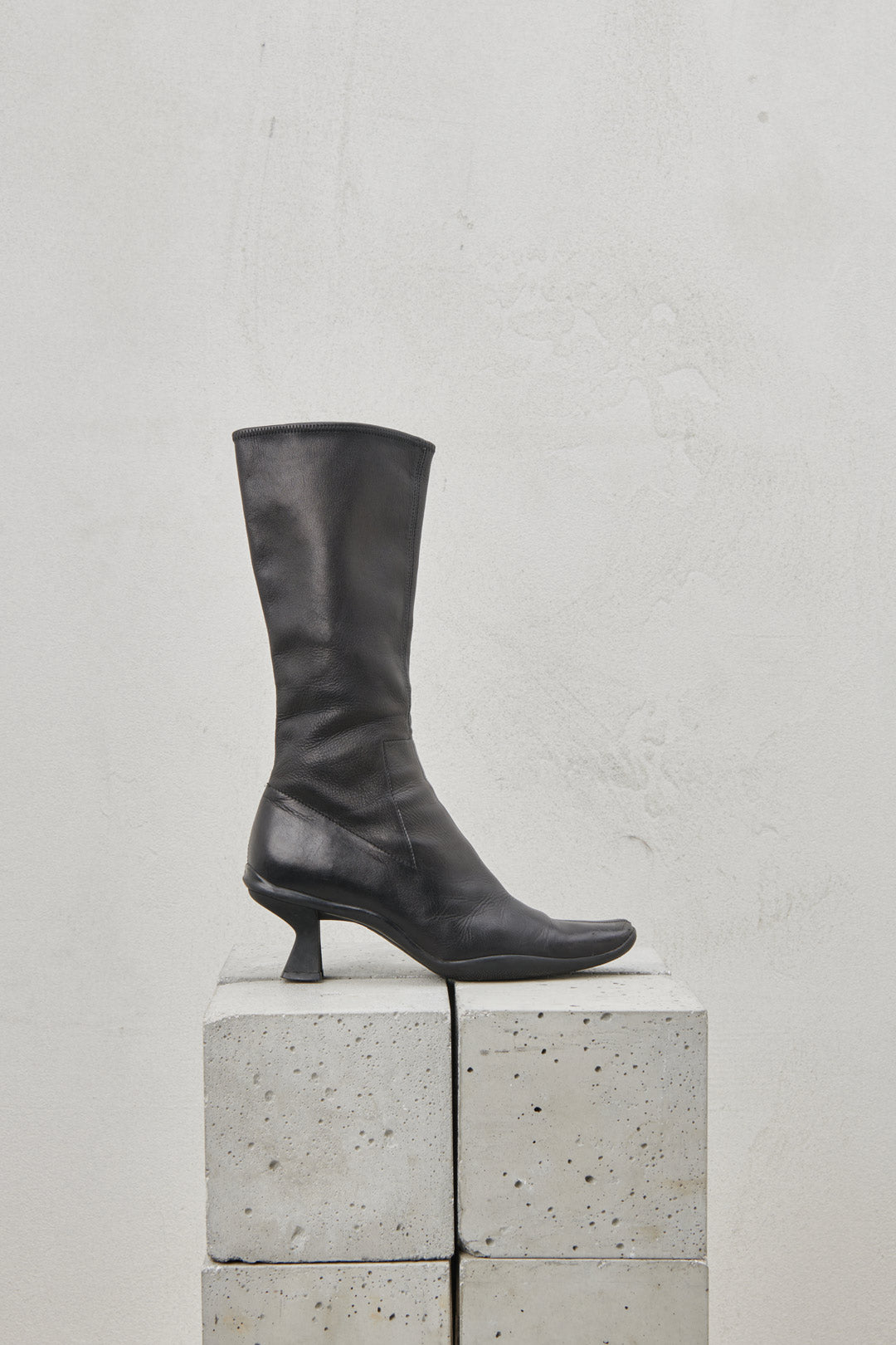 LEATHER ANKLE BOOT WITH SCULPTED HEEL