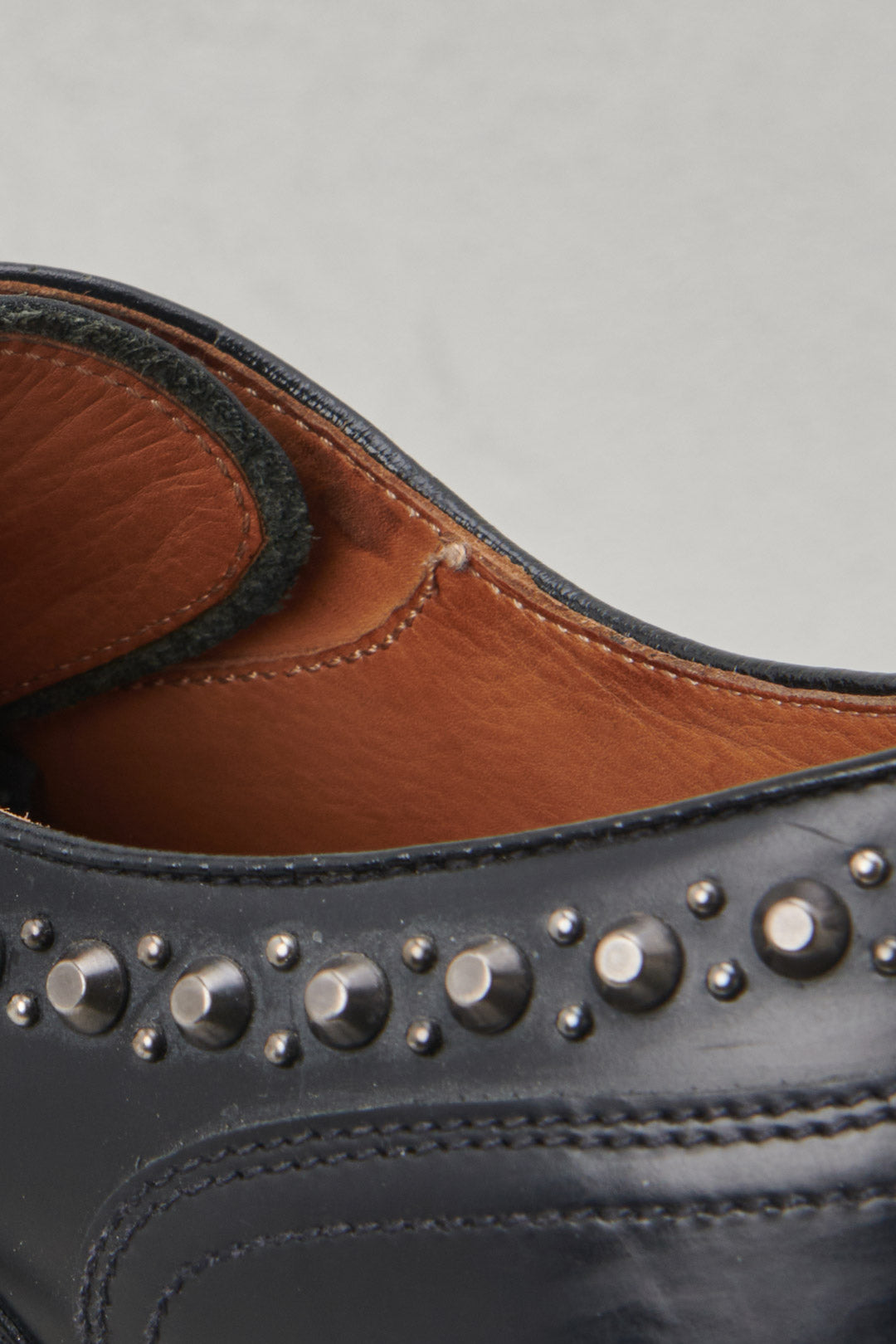 LOW STUDDED SHOE