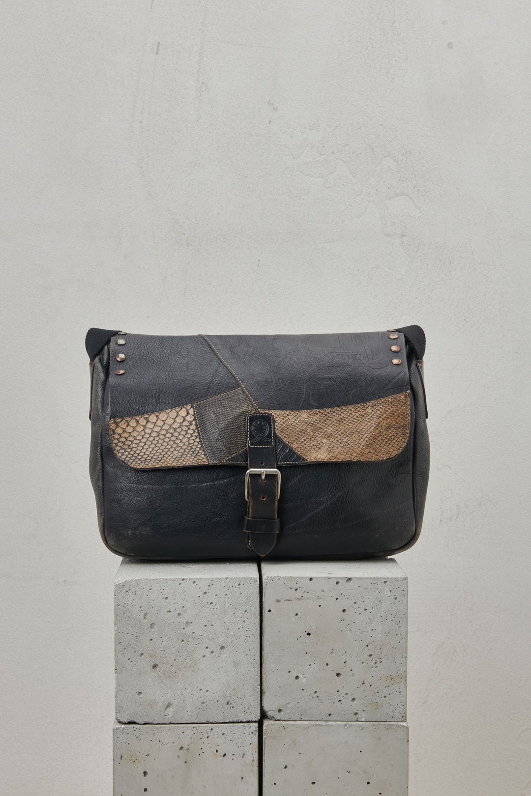 BLACK POSTMAN BAG WITH LEATHER INSERTS