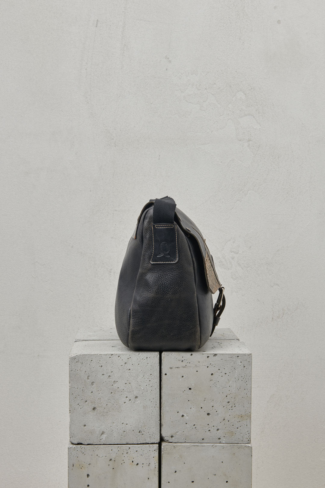 BLACK POSTMAN BAG WITH LEATHER INSERTS