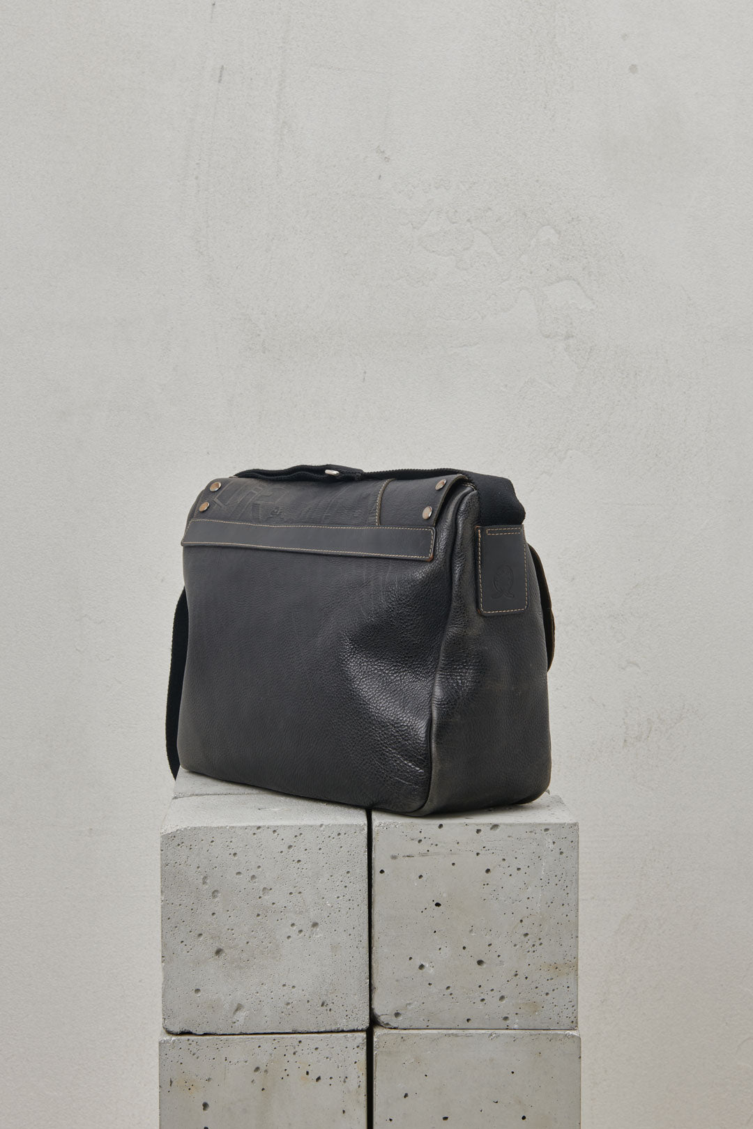 BLACK POSTMAN BAG WITH LEATHER INSERTS