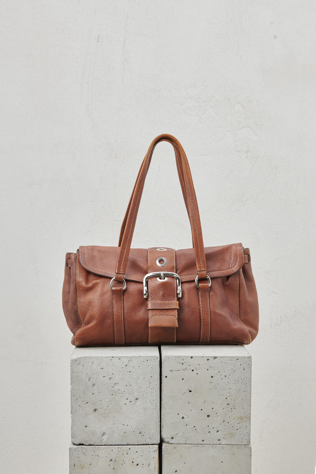 BROWN LEATHER BAG WITH METALLIC BUCKLE