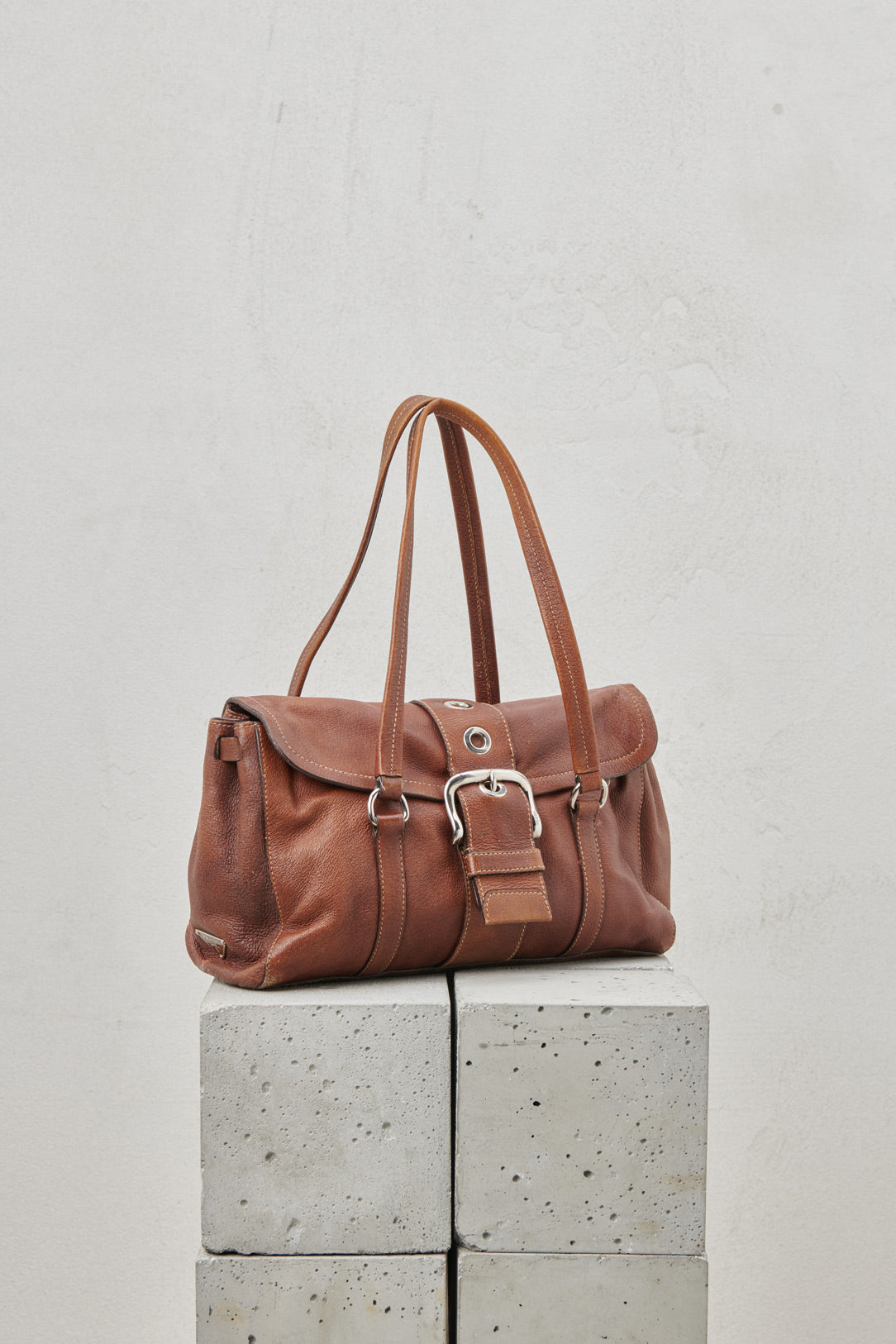 BROWN LEATHER BAG WITH METALLIC BUCKLE