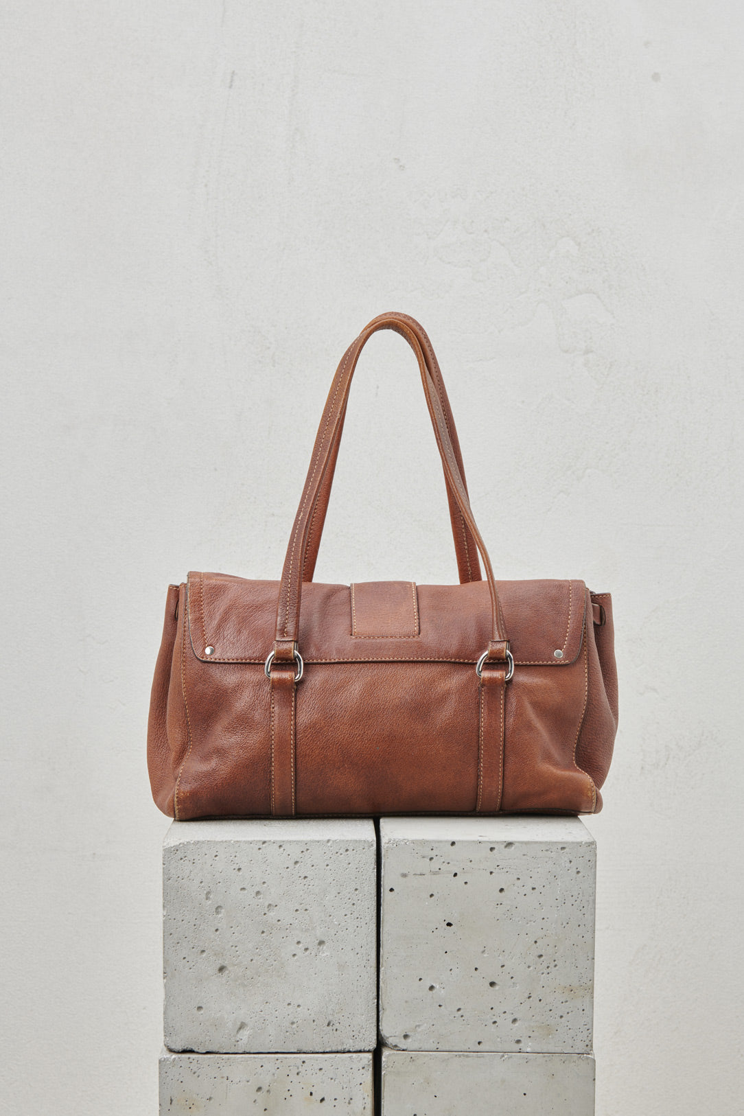 BROWN LEATHER BAG WITH METALLIC BUCKLE