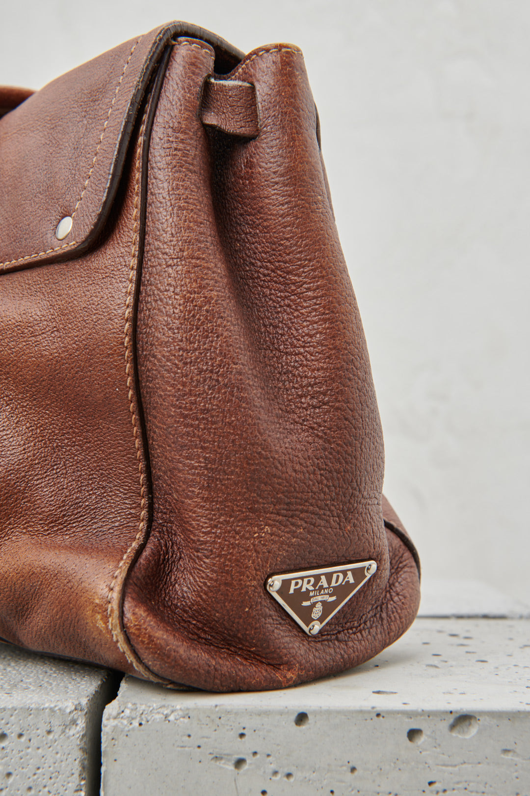 BROWN LEATHER BAG WITH METALLIC BUCKLE