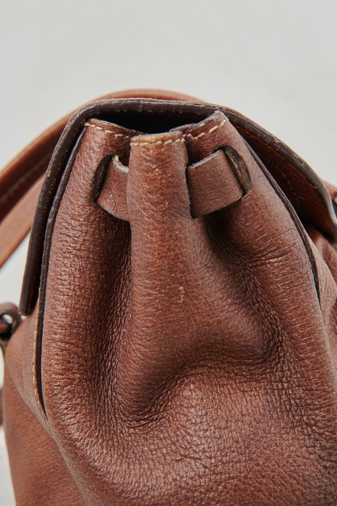 BROWN LEATHER BAG WITH METALLIC BUCKLE