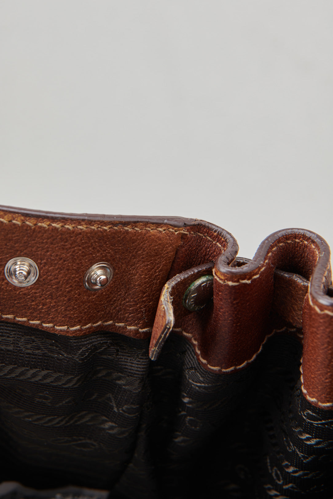 BROWN LEATHER BAG WITH METALLIC BUCKLE