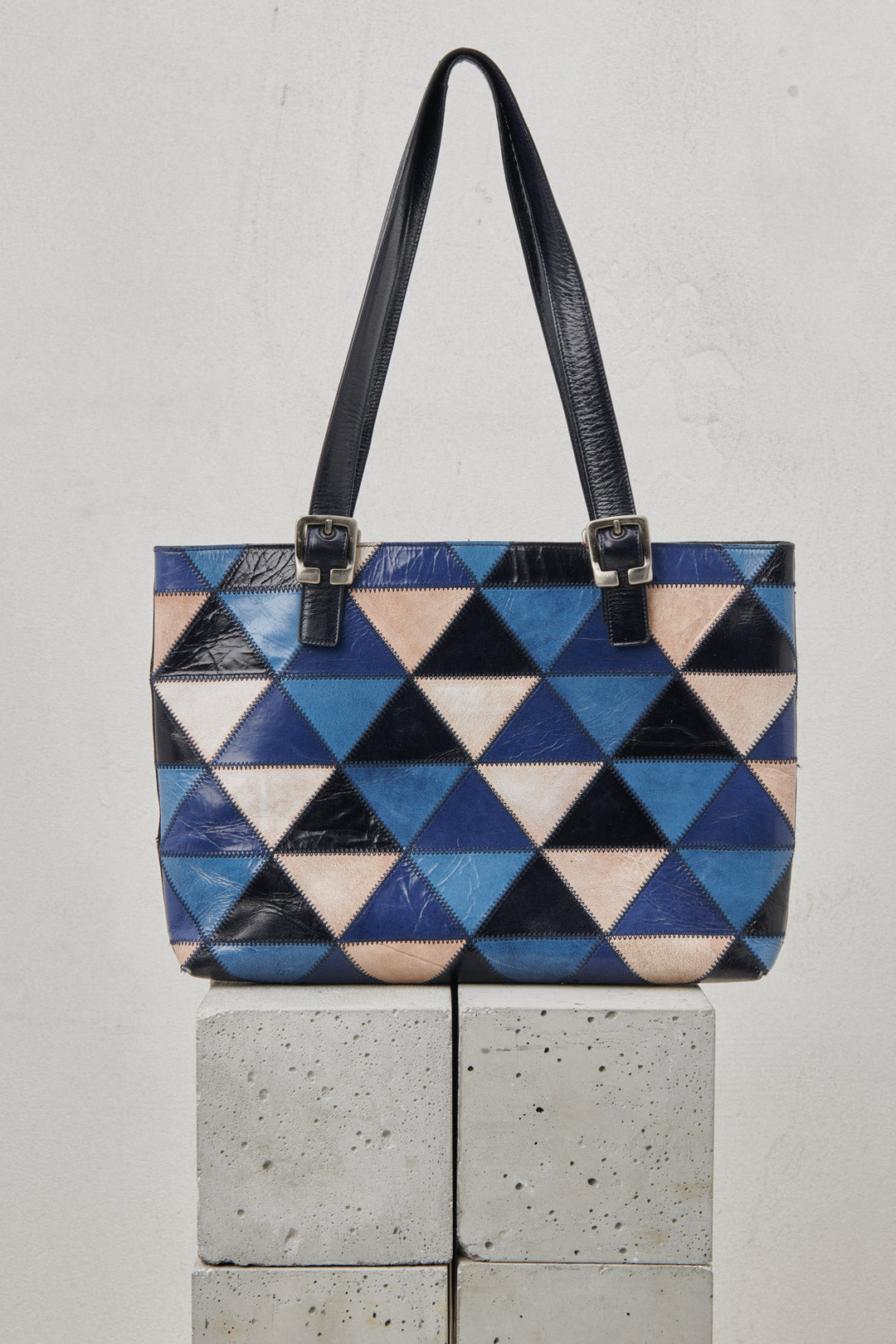 TOTE CON TRIANGOLI IN PELLE