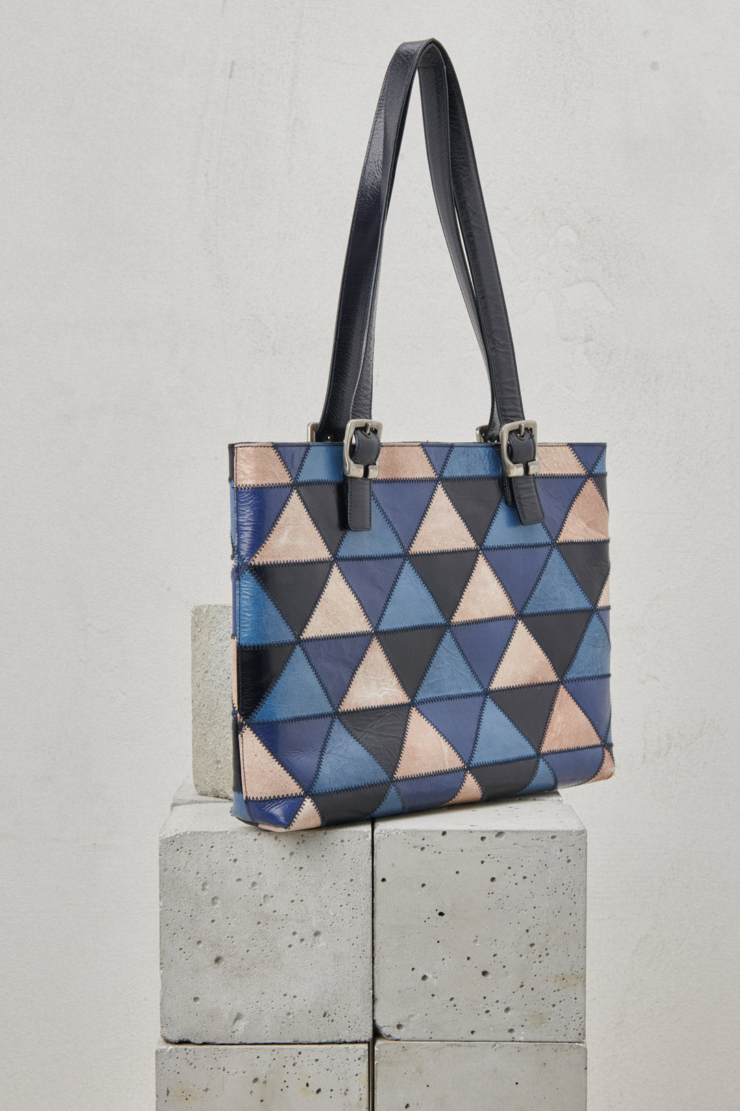 TOTE CON TRIANGOLI IN PELLE