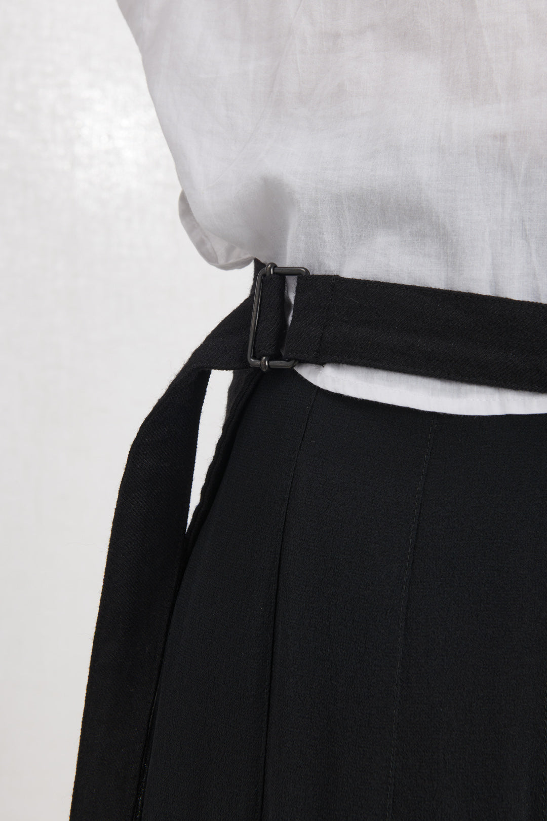 BLACK WOOL AND LINEN SKIRT