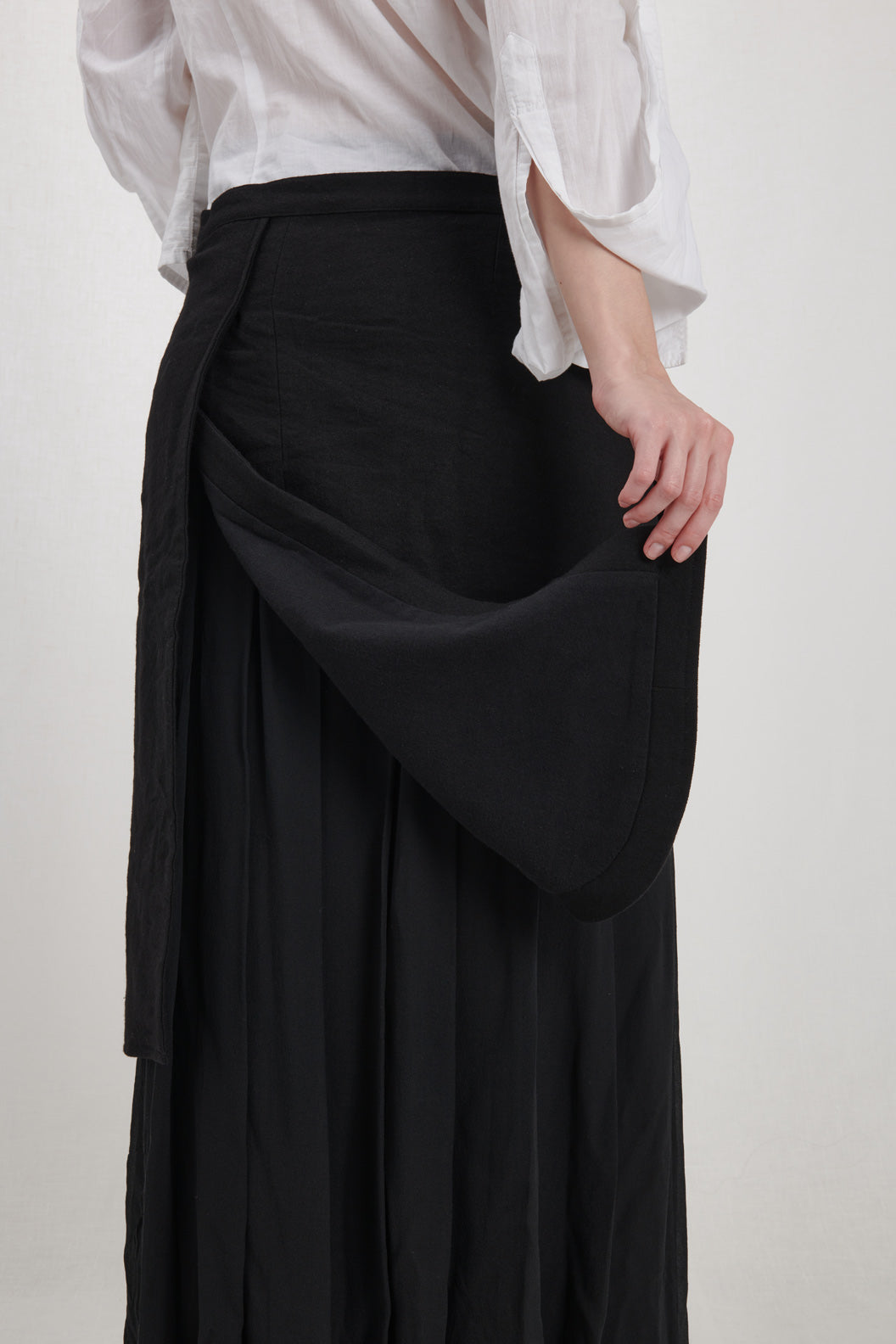 BLACK WOOL AND LINEN SKIRT