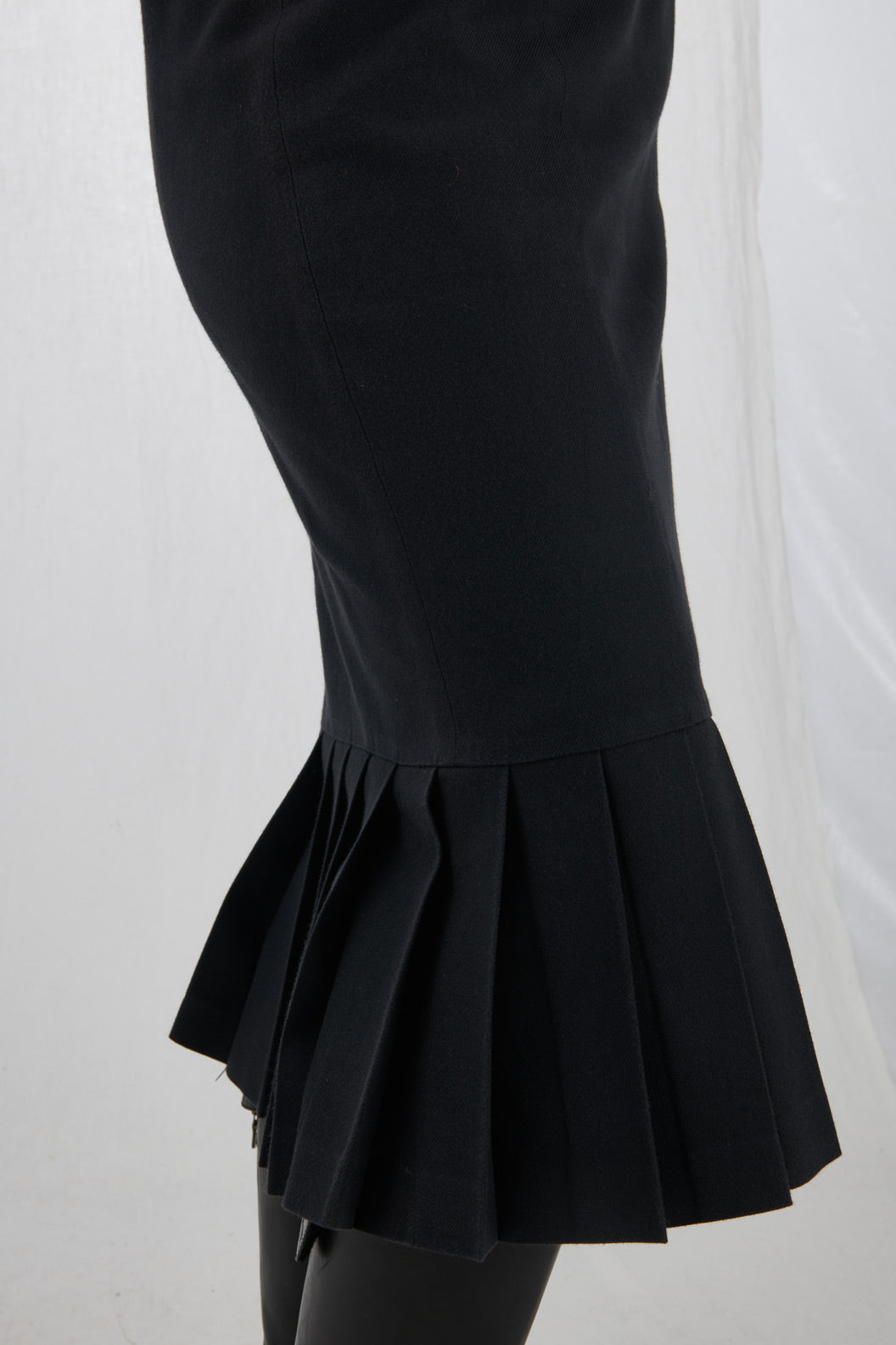 KNEE SKIRT WITH PLEATS