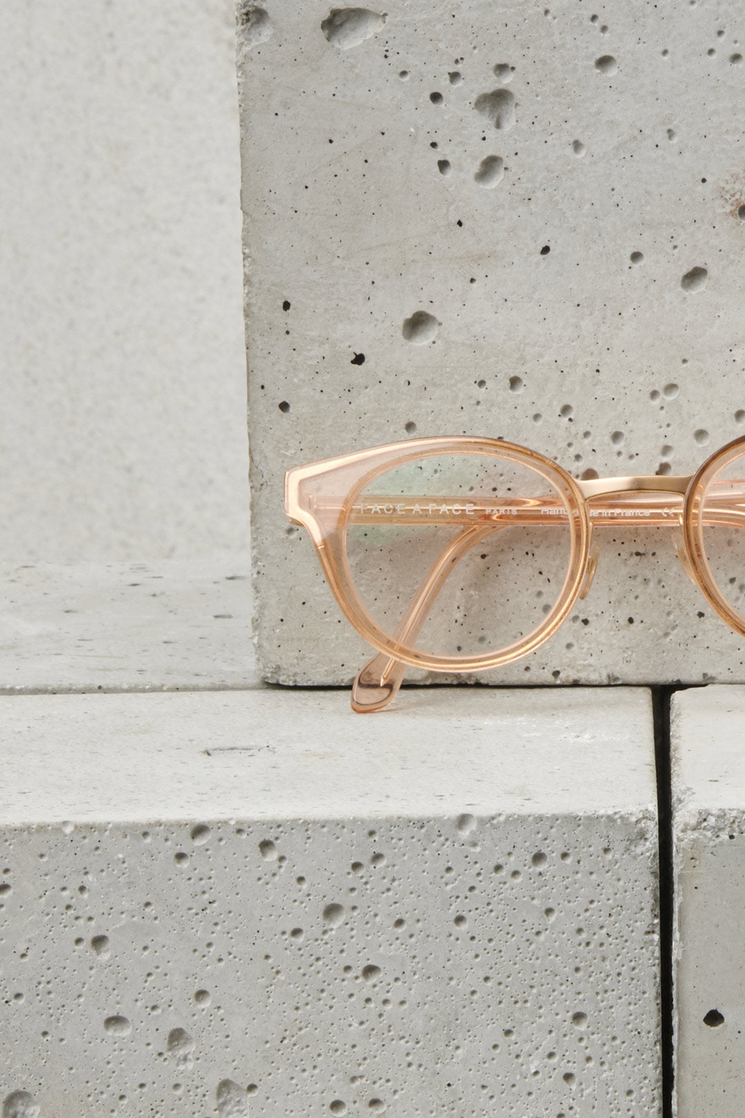 GLASSES IN METAL AND ACETATE