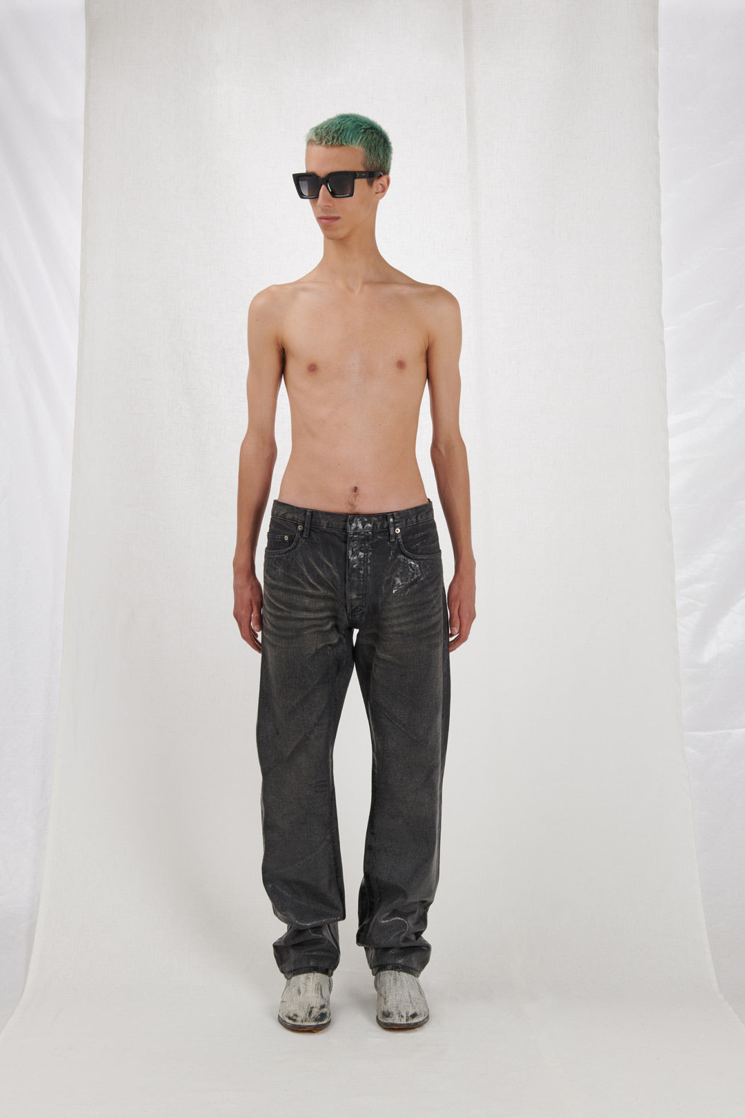 JEANS IN RUBBERED DENIM