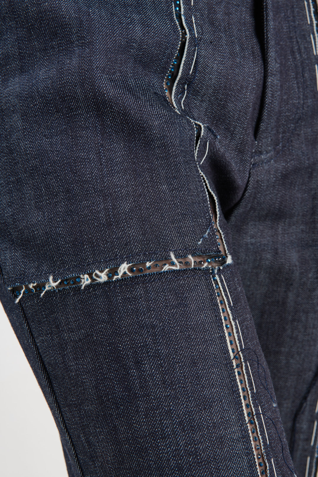 JEANS CON TAGLI E DETTAGLI IN PAILLETTES