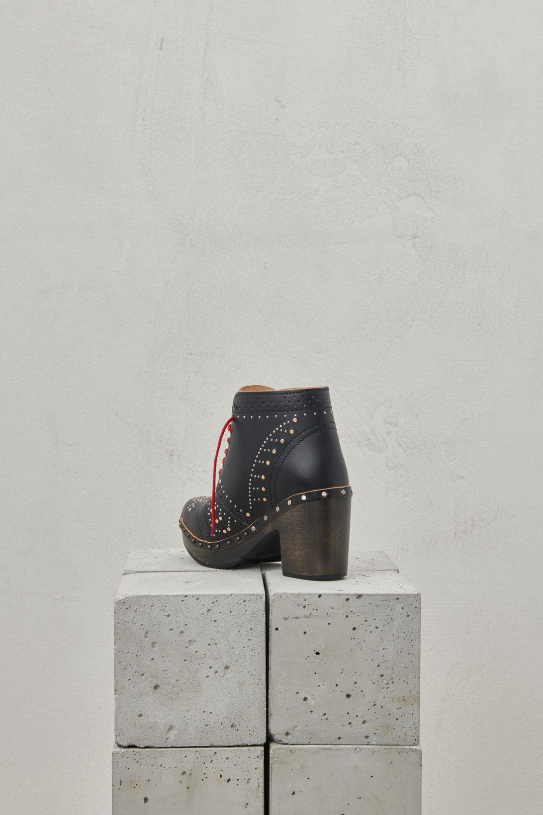 CLOG BOOT WITH STUDS