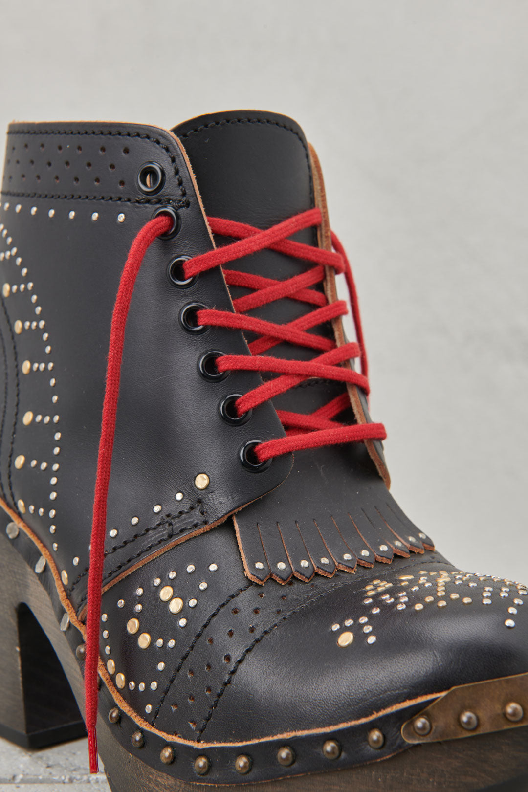 CLOG BOOT WITH STUDS