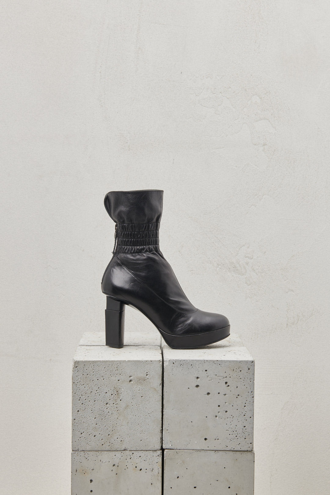 BLACK NAPPA ANKLE BOOTS WITH SCULPTED HEEL AND CURLING AT THE ANKLE