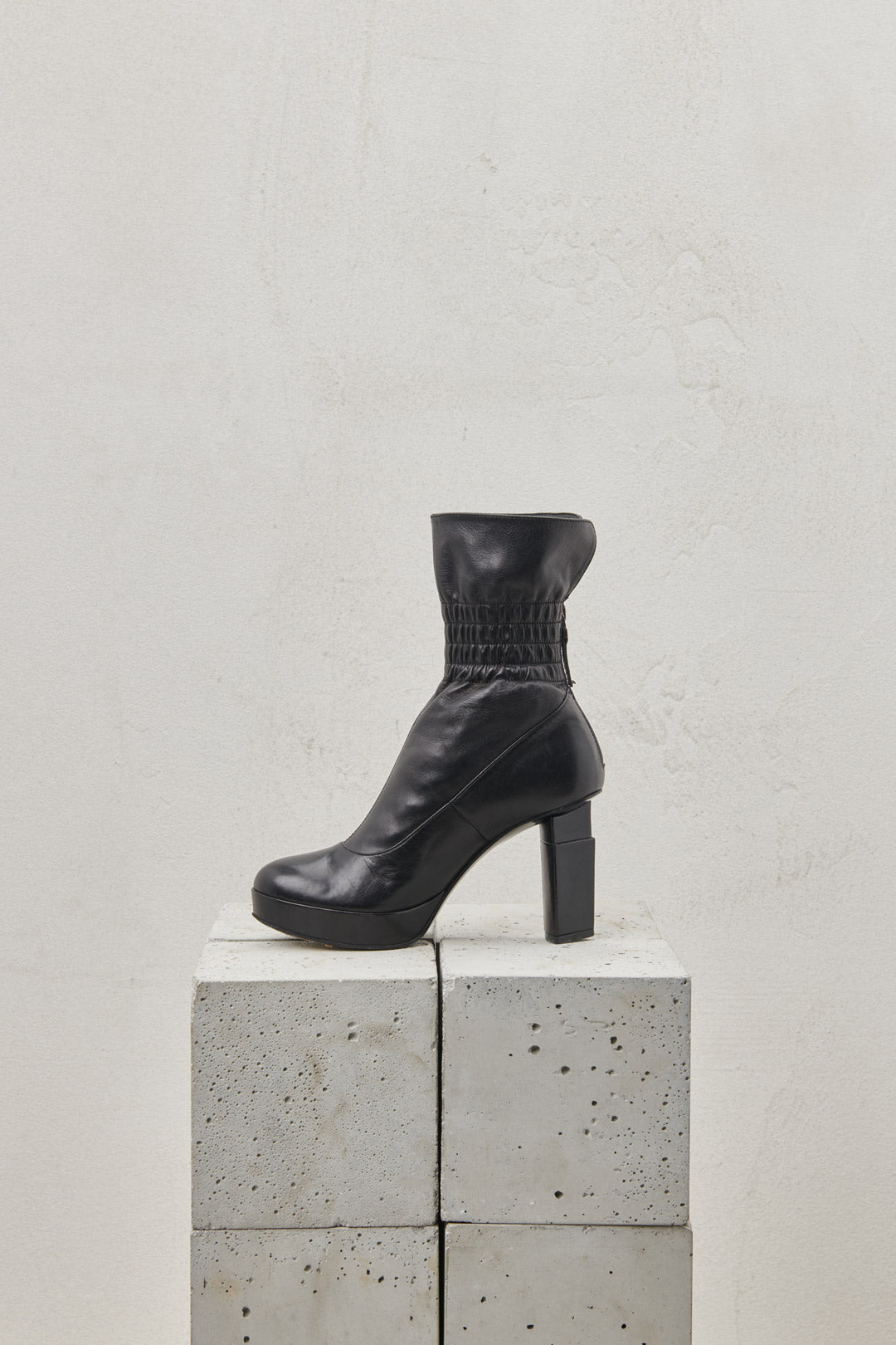 BLACK NAPPA ANKLE BOOTS WITH SCULPTED HEEL AND CURLING AT THE ANKLE