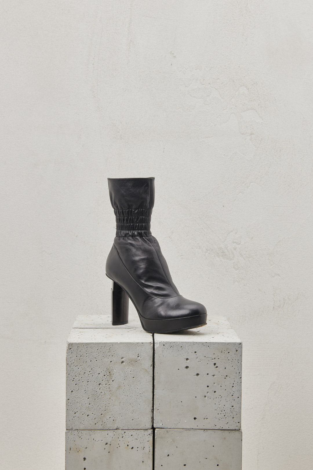 BLACK NAPPA ANKLE BOOTS WITH SCULPTED HEEL AND CURLING AT THE ANKLE