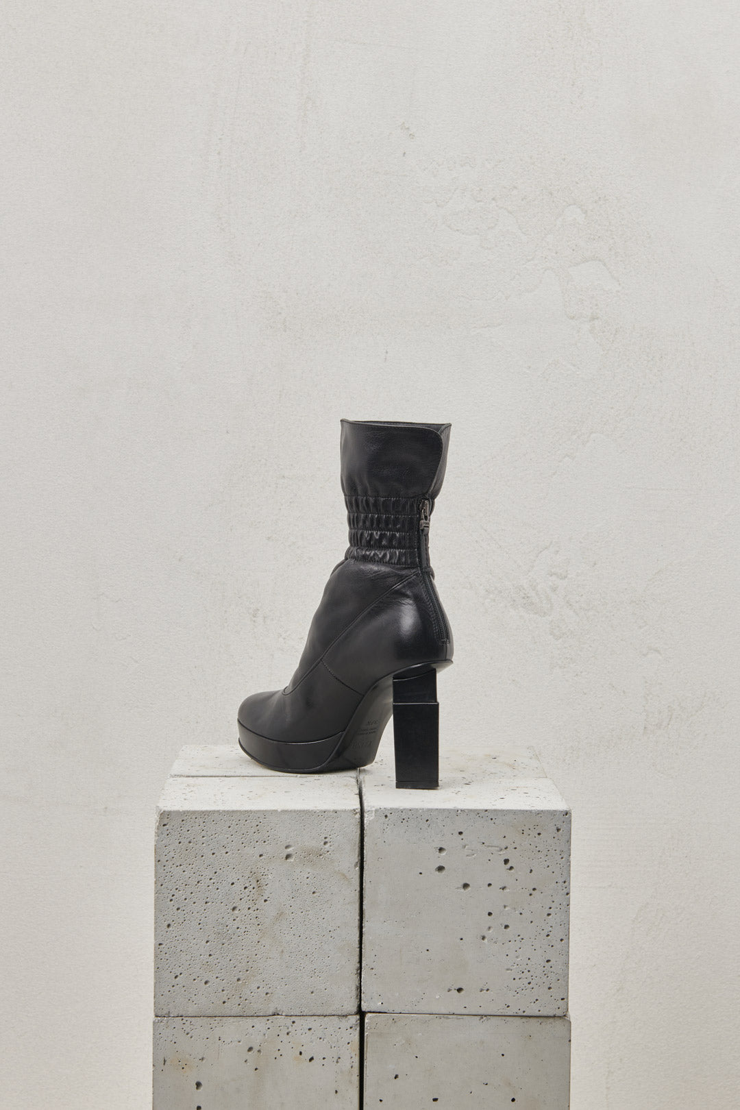 BLACK NAPPA ANKLE BOOTS WITH SCULPTED HEEL AND CURLING AT THE ANKLE