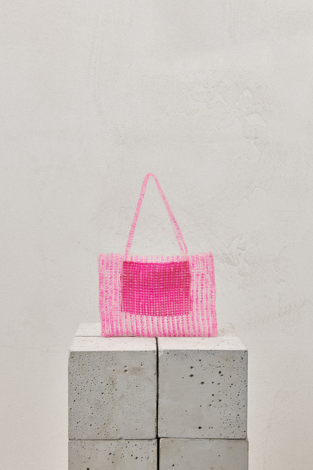 PINK HANDBAG IN GLASS AND SILK BEADS