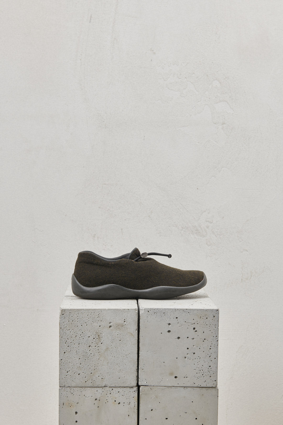 DARK GRAY FELT SNEAKER AND RUBBER SOLE