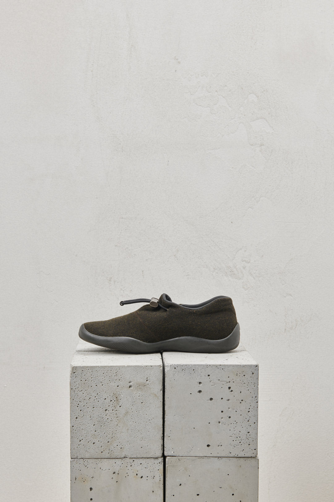 DARK GRAY FELT SNEAKER AND RUBBER SOLE