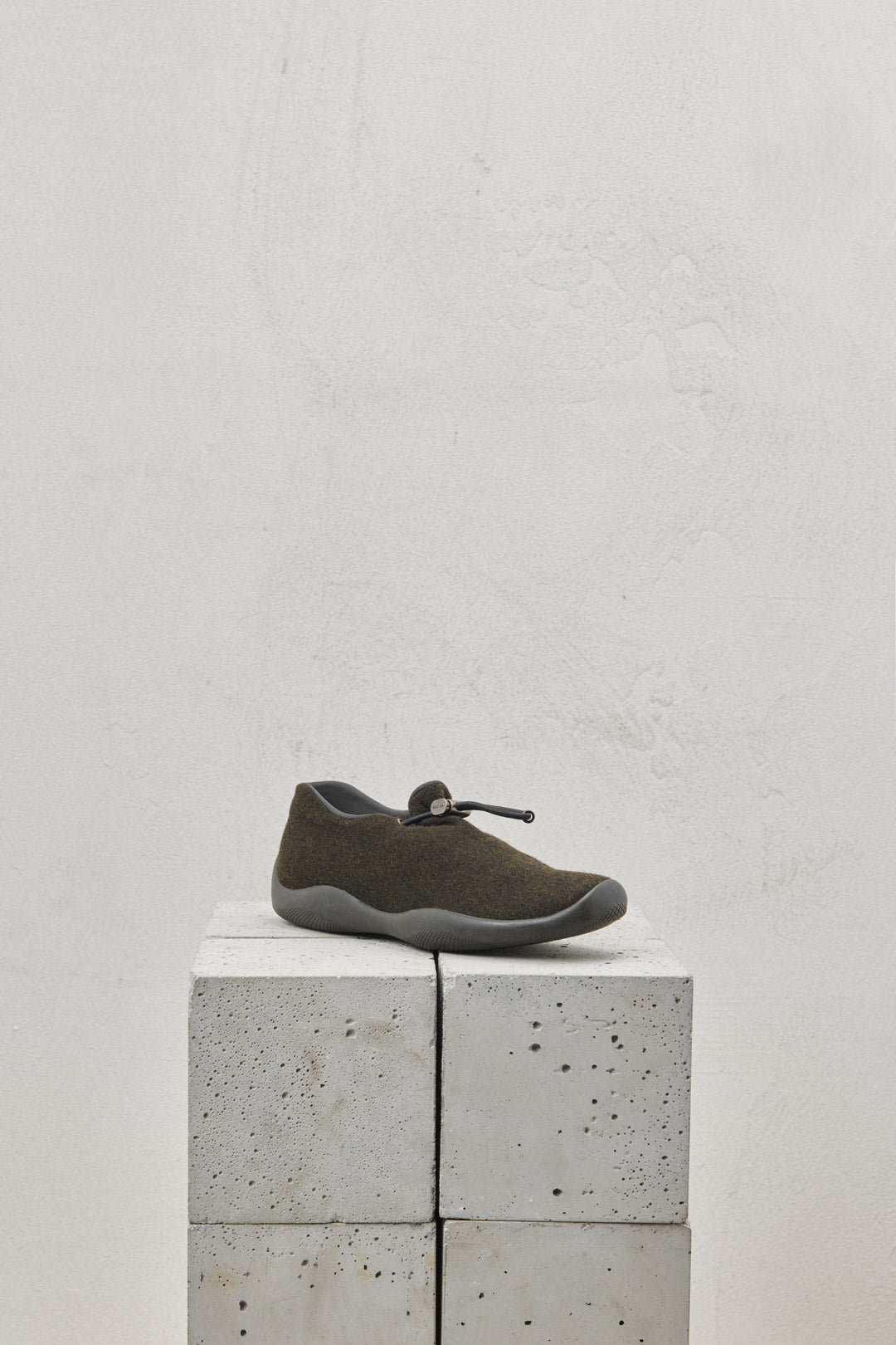 DARK GRAY FELT SNEAKER AND RUBBER SOLE