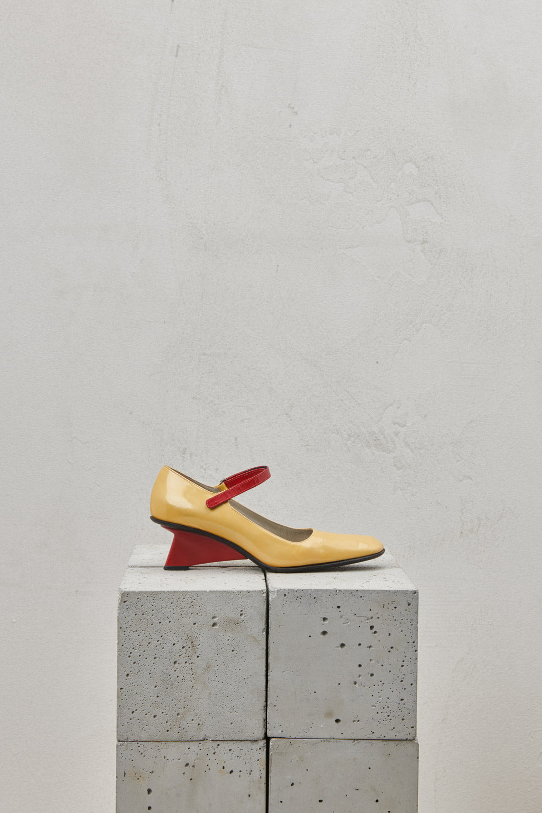 Yellow patent leather bebè with red ankle strap