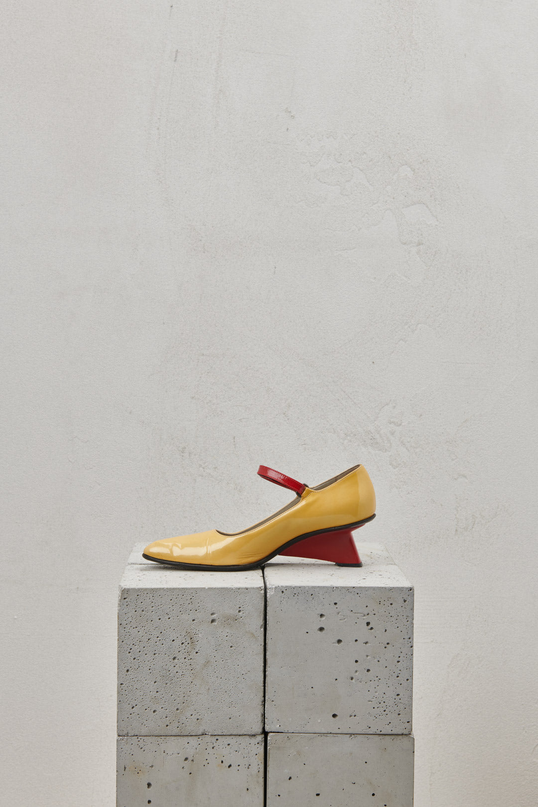 Yellow patent leather bebè with red ankle strap