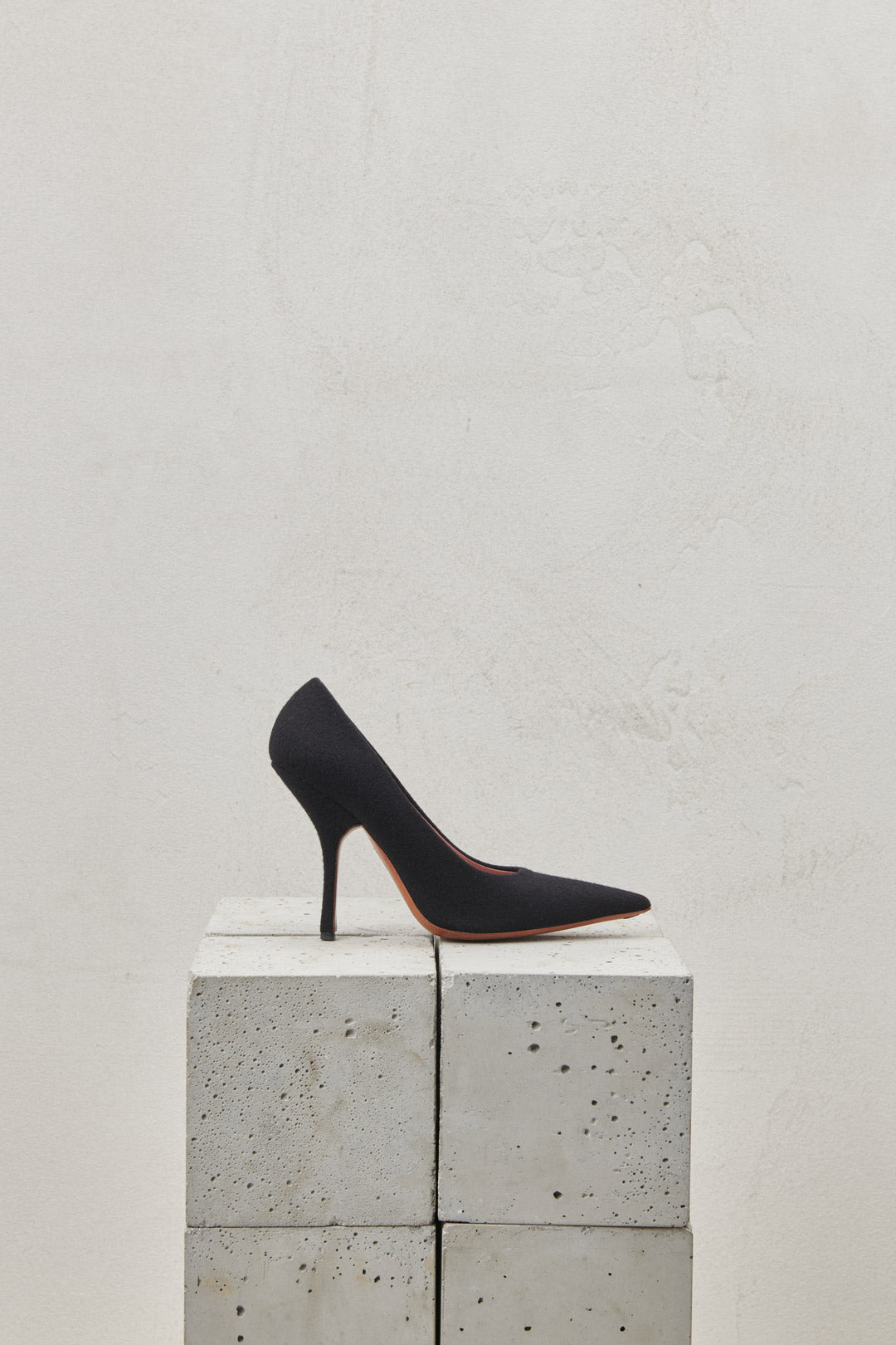 Black pointed toe pumps in boiled wool