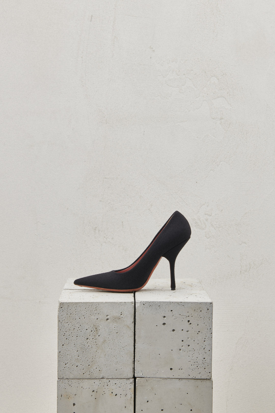 Black pointed toe pumps in boiled wool