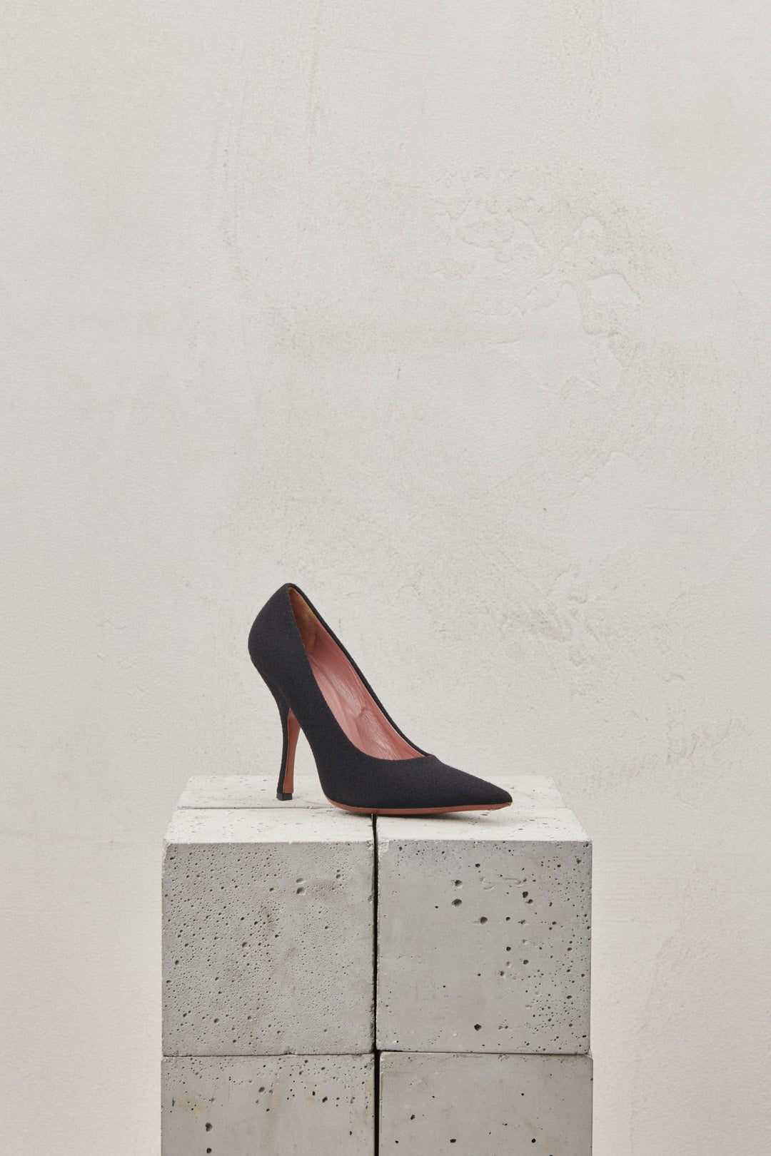 Black pointed toe pumps in boiled wool