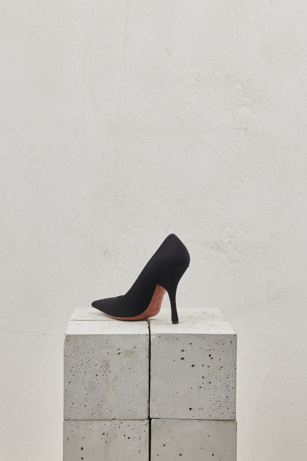 Black pointed toe pumps in boiled wool