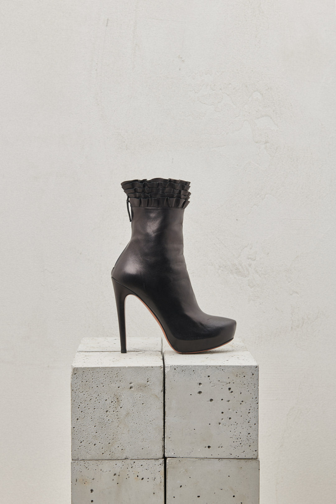 Ankle boot in black nappa leather with stiletto heel and ankle rouge