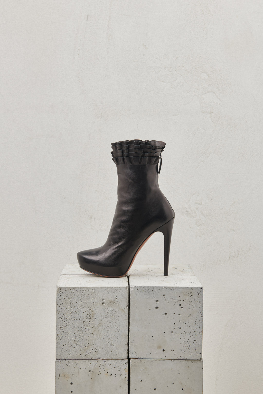 Ankle boot in black nappa leather with stiletto heel and ankle rouge