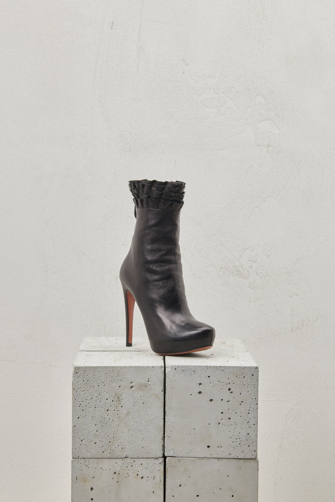 Ankle boot in black nappa leather with stiletto heel and ankle rouge