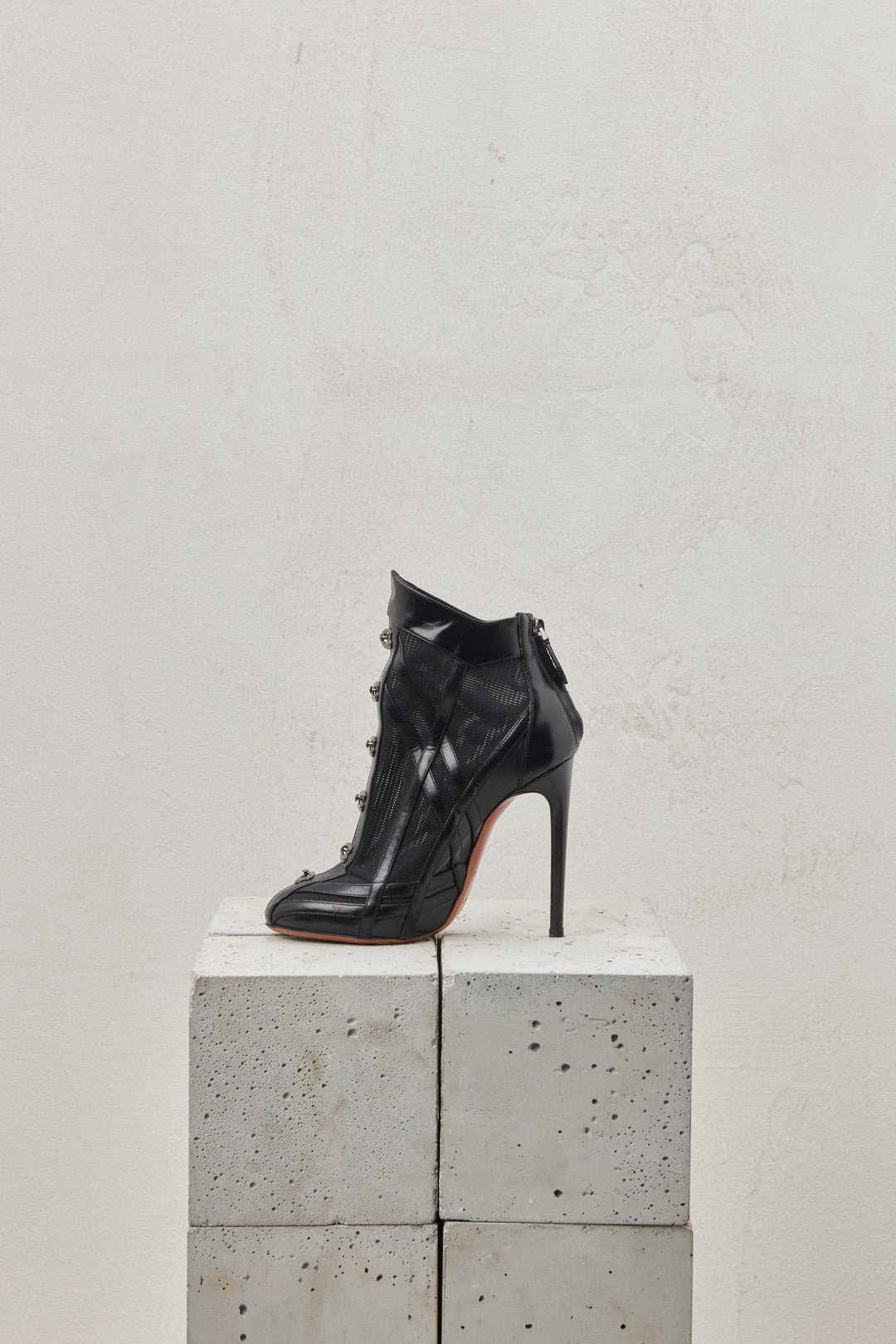 ICONIC BLACK ANKLE BOOTS IN SHINY CALF LEATHER AND STRETCH FABRIC