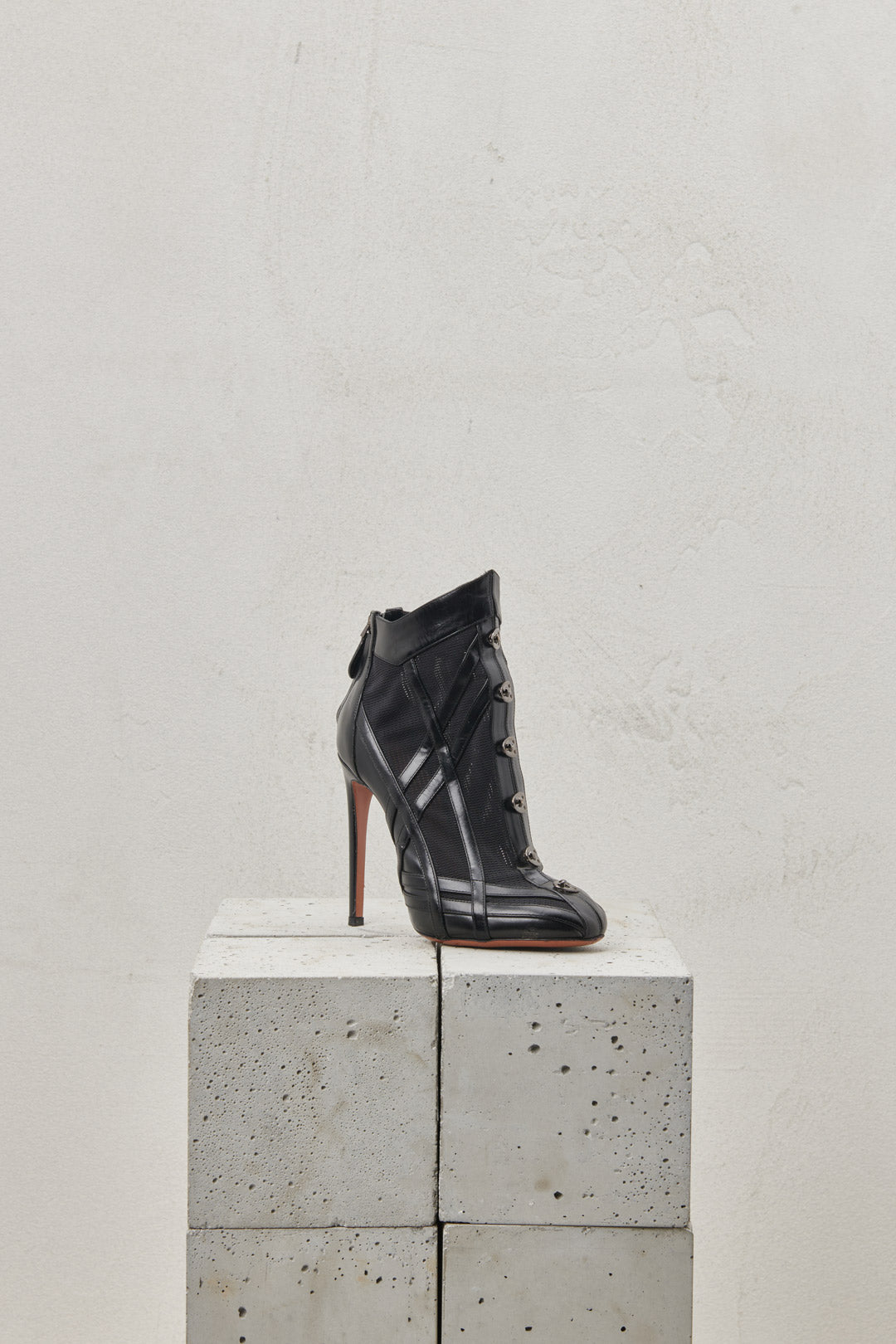 ICONIC BLACK ANKLE BOOTS IN SHINY CALF LEATHER AND STRETCH FABRIC