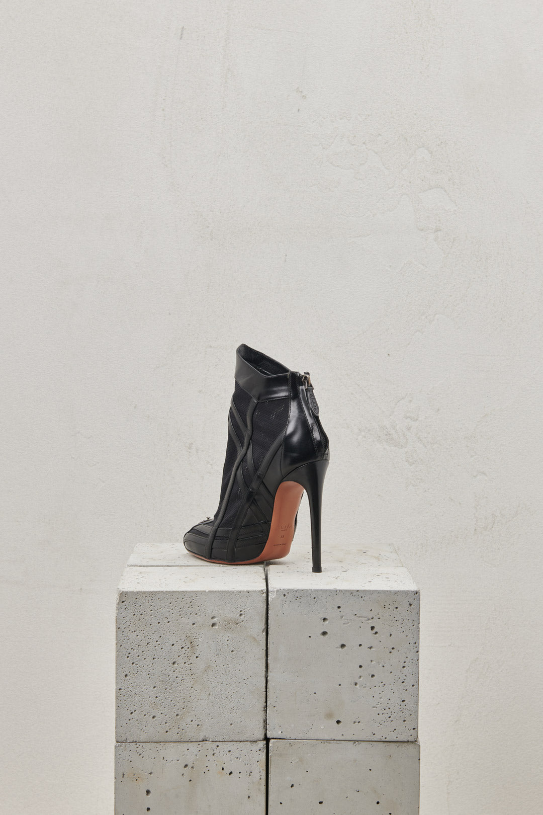 ICONIC BLACK ANKLE BOOTS IN SHINY CALF LEATHER AND STRETCH FABRIC