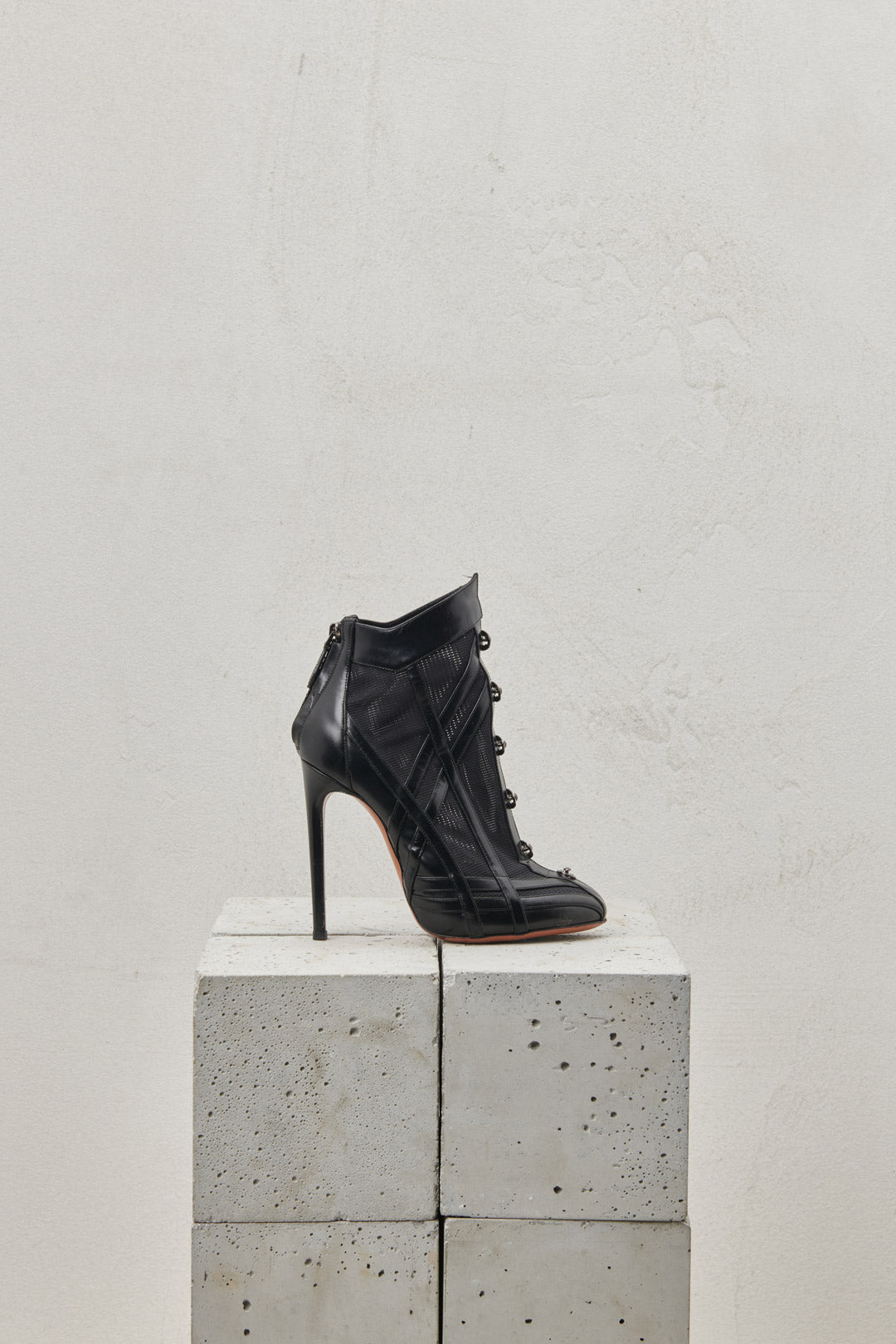 ICONIC BLACK ANKLE BOOTS IN SHINY CALF LEATHER AND STRETCH FABRIC