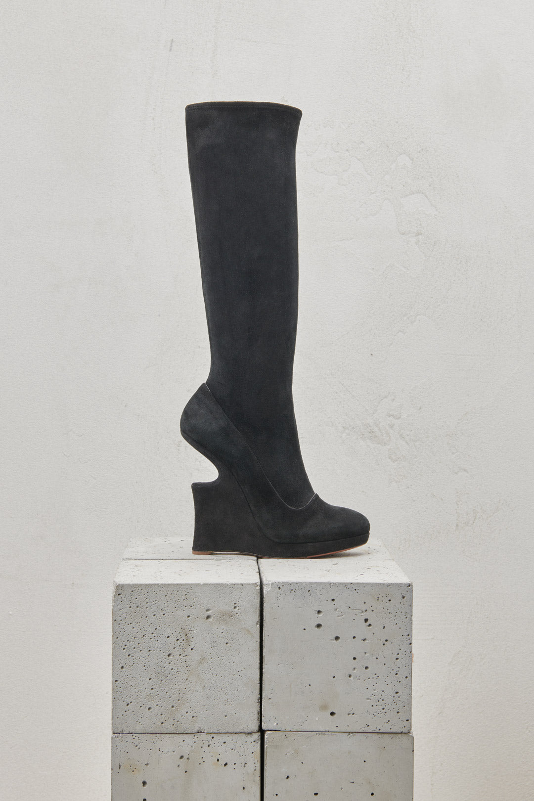 BLACK SUEDE BOOT WITH SCULPTED HEEL