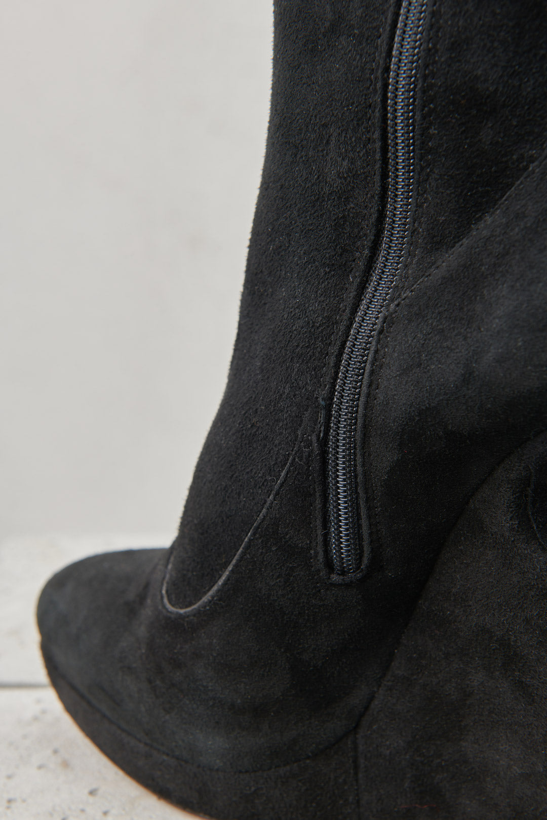 BLACK SUEDE BOOT WITH SCULPTED HEEL