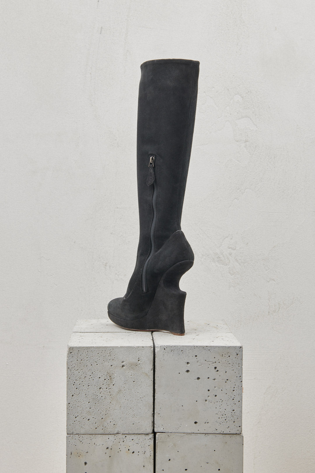 BLACK SUEDE BOOT WITH SCULPTED HEEL