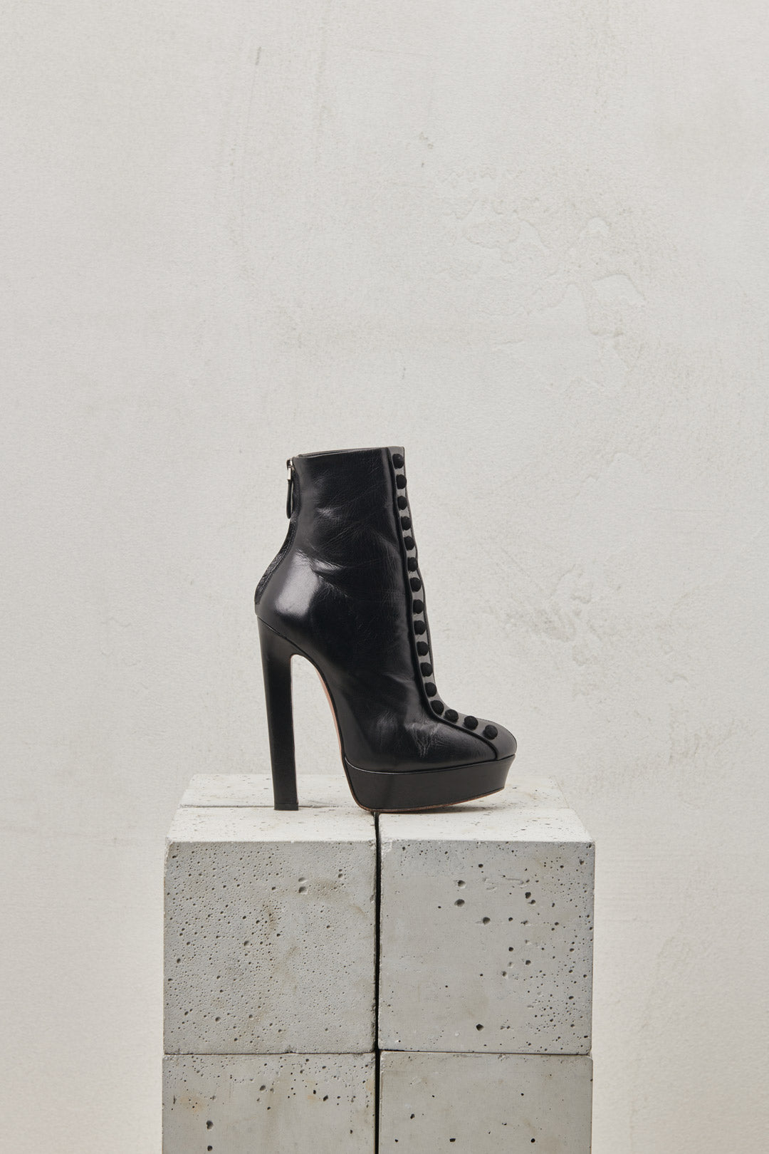 Black ankle boot in nappa calfskin and button decoration