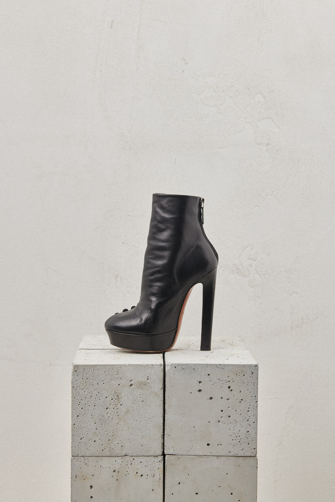 Black ankle boot in nappa calfskin and button decoration